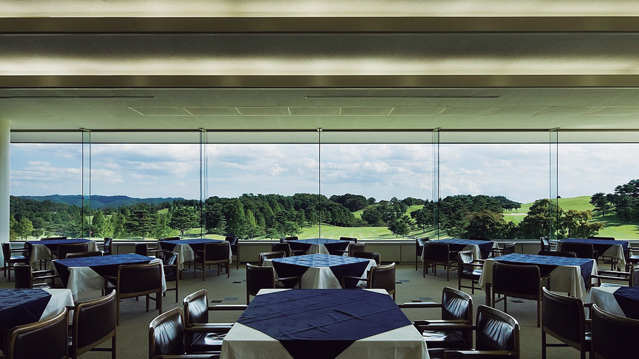 ガラス越しにコースをパノラマで見渡せるクラブハウスレストラン