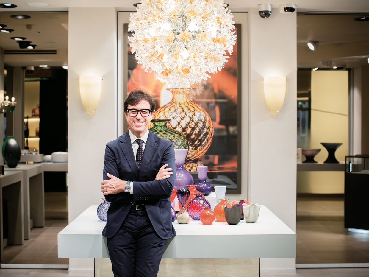 ダミアーニ・グループが展開するさまざまな事業で重要な役割を果たした後、2017年2月からヴェニーニのCEOに就任し、戦略的な開発を行うカルロ・ロンガニアーニ氏。GINZA SIXの1階にあるヴェニーニのショップには、今年の新作や人気の定番などカラフルな商品が並ぶ。