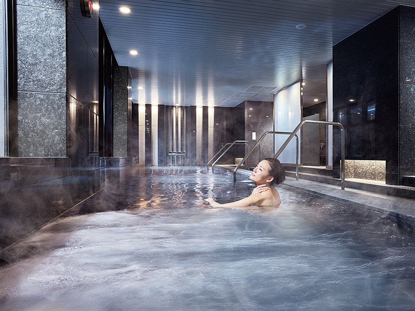 EAST棟2階に二つのスパを用意。約200㎡の広さ、天然石を採用した本格的な施設。 ※平成27年11月撮影の竣工写真