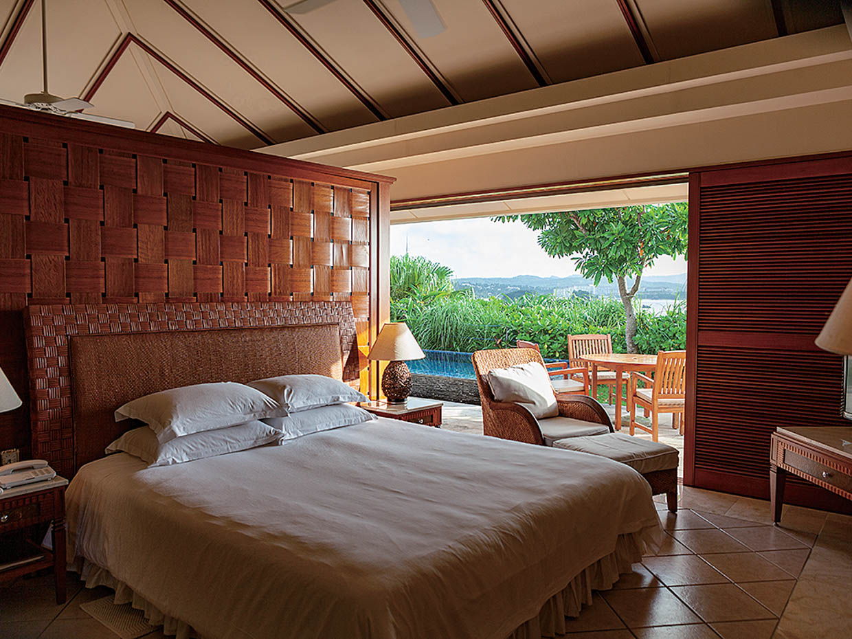 プライベートプール付きのクラブコテージ 「ラグジュリアススイート(66㎡)」。本館以外の各施設へはカートで送迎してもらえる。