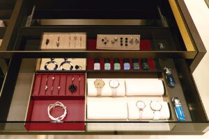 ジュエリーや時計といった小物を収納するためのドロワーパーツもそろえ、引き出し内部も自分が使いやすいよう自由にカスタマイズできる。