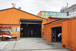 本社に併設されている自動車整備工場