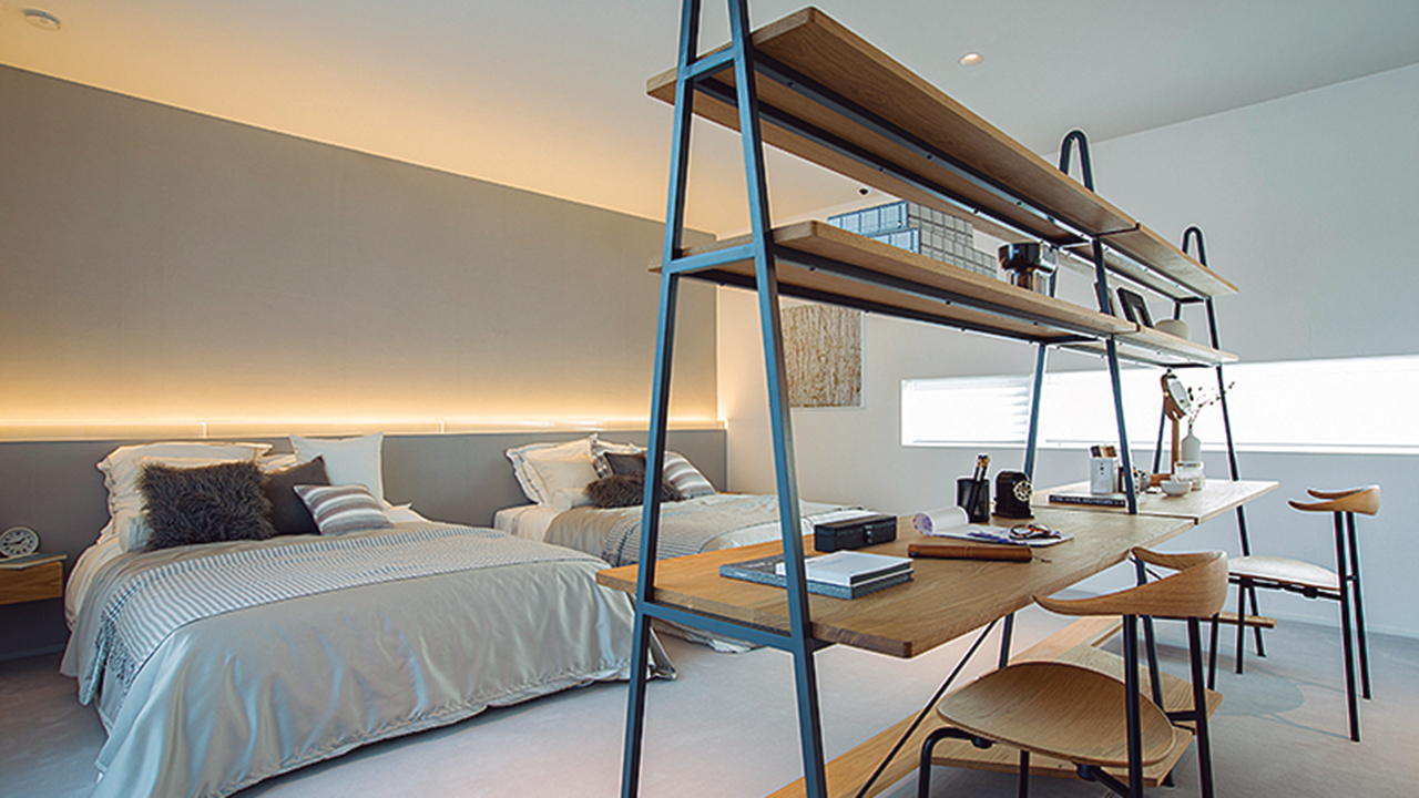 ベッドとバスルームやウォークインクローゼットの間にデスクを配置することで、空間を緩やかに仕切ったマスターベッドルーム。ベッドとバスルームやウォークインクローゼットの間にデスクを配置することで、空間を緩やかに仕切ったマスターベッドルーム。