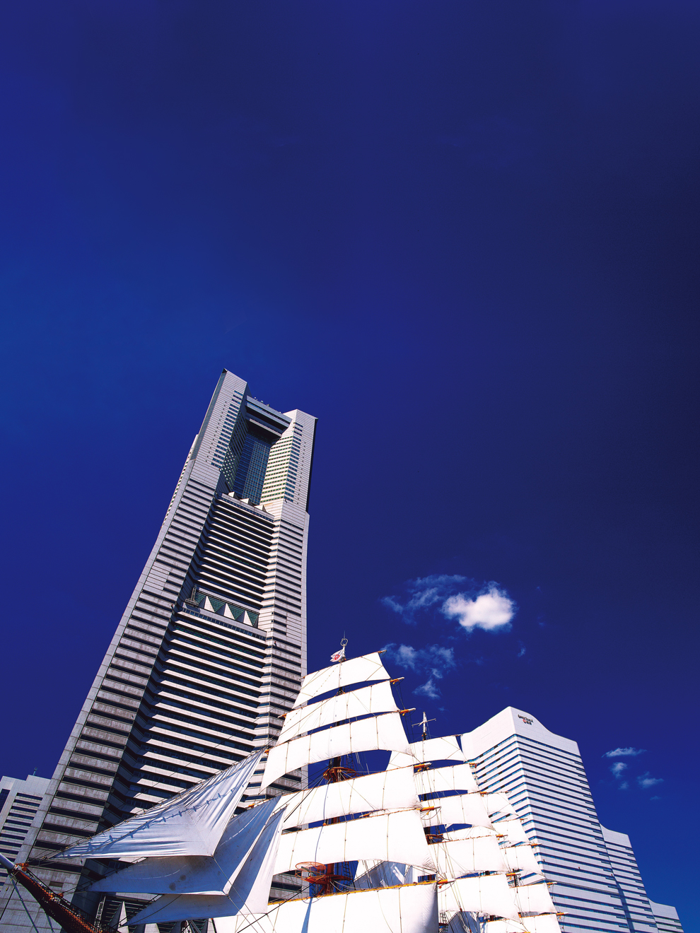 みなとみらいのシンボルとして圧倒的な存在感を放つ横浜ランドマークタワー。オフィス、ホテル、ショッピングモールなどを併設し、多くの人が訪れる複合施設として魅力的な街を形成している。