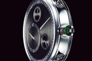 シリーズ1 レッセンスの記念碑的なデビュー作。リュウズだけで13の部品から構成されており、時刻合わせはリュウズトップのバーを起こして行う。ループ状のラグはケースと別パーツであるため、ストラップの取り外しには専用工具が必要。自動巻き、ケース径44㎜、SSケース×クロコダイルストラップ、1,728,000円。