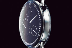 タイプ1 シリーズ1の進化形モデル。リュウズをなくし、ケースバックの回転で巻き上げや時刻合わせを行う。ケースの直径は44㎜から42㎜にサイズダウンし、薄型化も実現。文字盤はラウンド状となり、ラグはケースと一体型に変更された。自動巻き、ケース径42㎜、チタンケース×クロコダイルストラップ、2,592,000円。