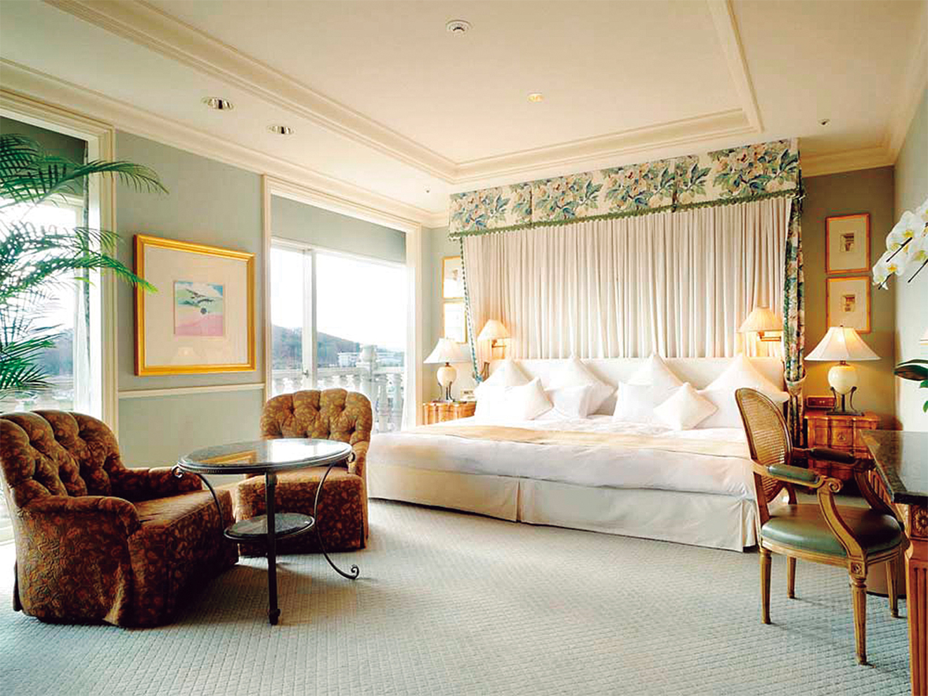 全国の一流ホテルや旅館の宿泊が無料になるペア招待券を年1回提供