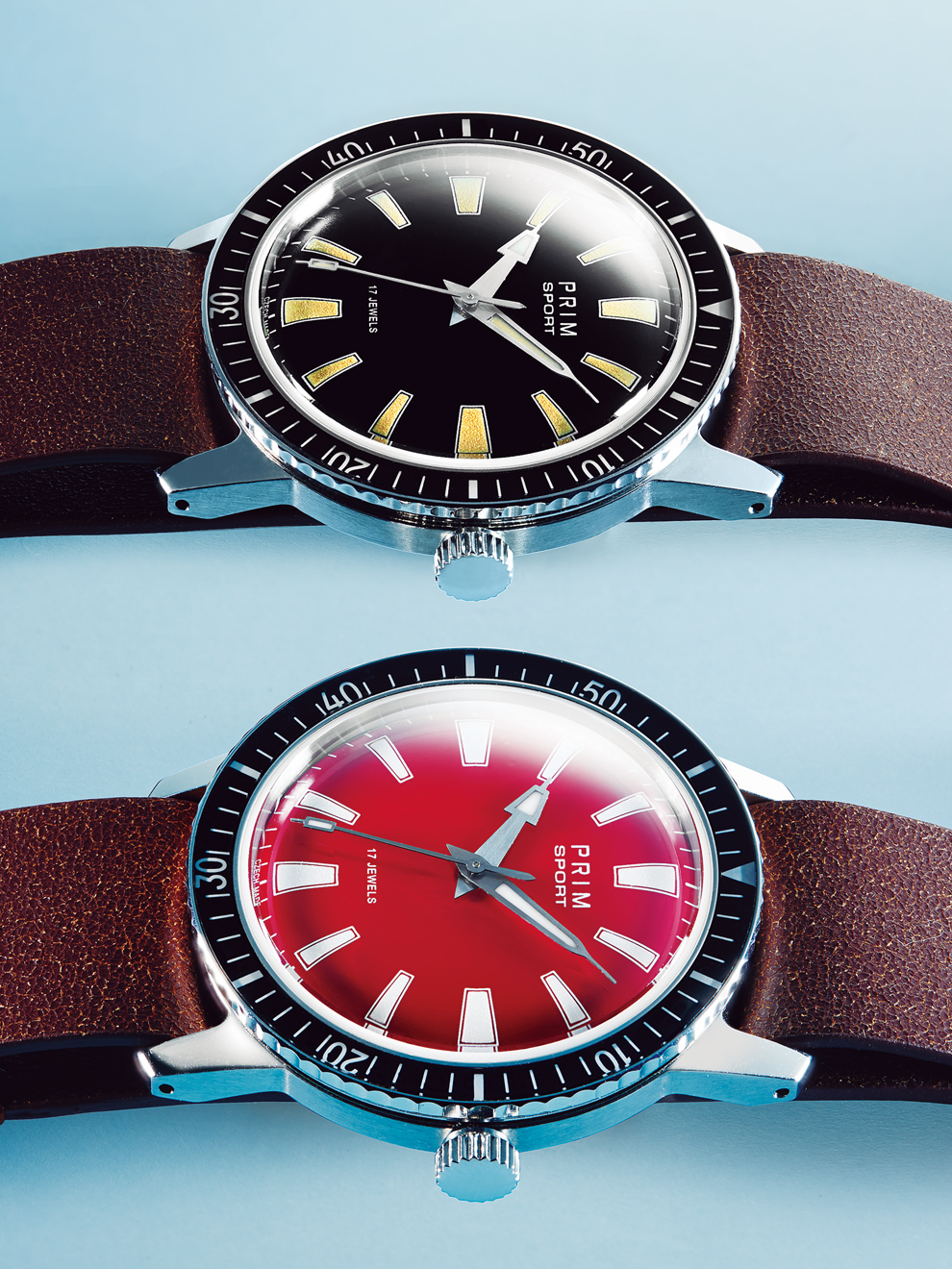 （上）アイゲン手巻き、ケース径37㎜、SSケース×レザーNATOストラップ、453,600円。 （下）アイゲン レッドサン日本限定のレッドサンダイヤル仕様。プリム正規販売店の小柳時計店（奈良）、およびハタ貴金属（愛知）のみでの販売。手巻き、ケース径37㎜、SSケース×レザーNATOストラップ、10本限定、410,400円。