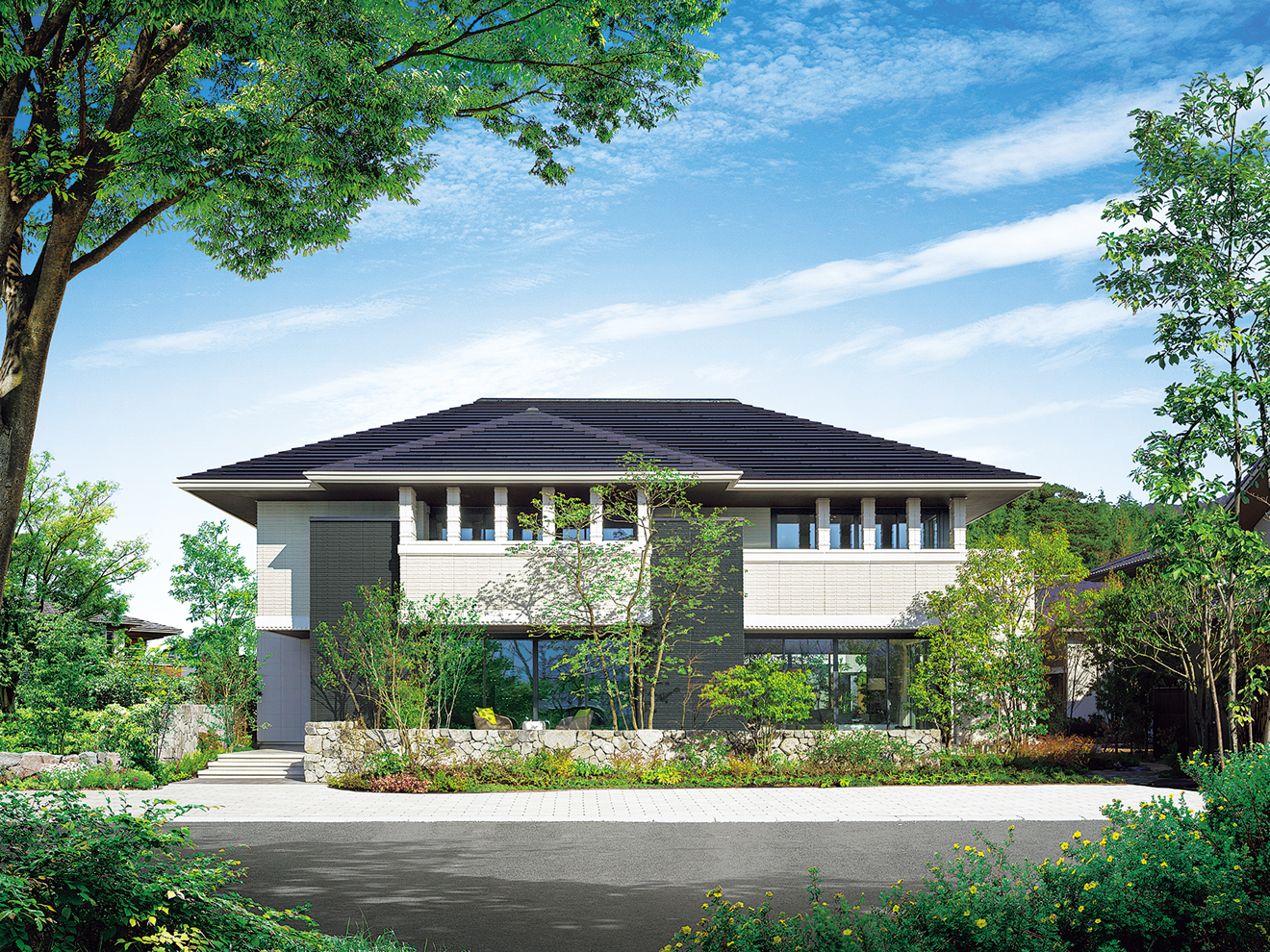 寄棟屋根の外観デザイン。テクスチュアが美しい「ダインコンクリート」や、2階の「オーナメントピラー」が重厚感を醸し出す。