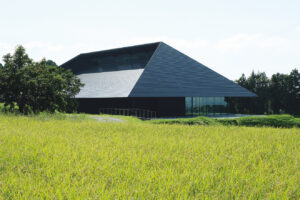 田園風景の中に立つ蔵