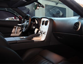 エンニョ・カパサ氏が手掛けた内装は、上質なアルミと本革の質感が、シンプルながらも高級感を醸し出している。