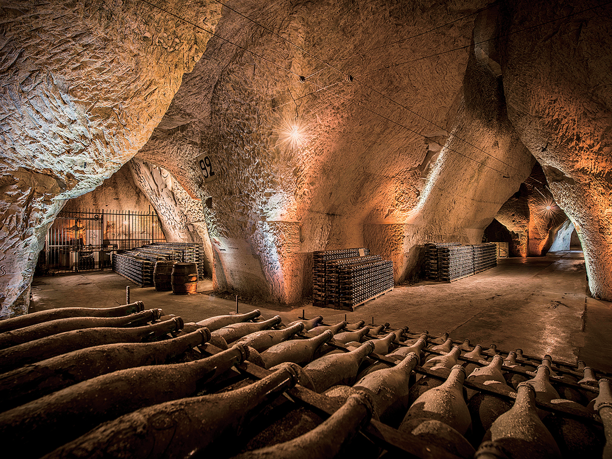 瓶詰めされたワインはクレイエルという石灰質のカーブでゆっくりと熟成される