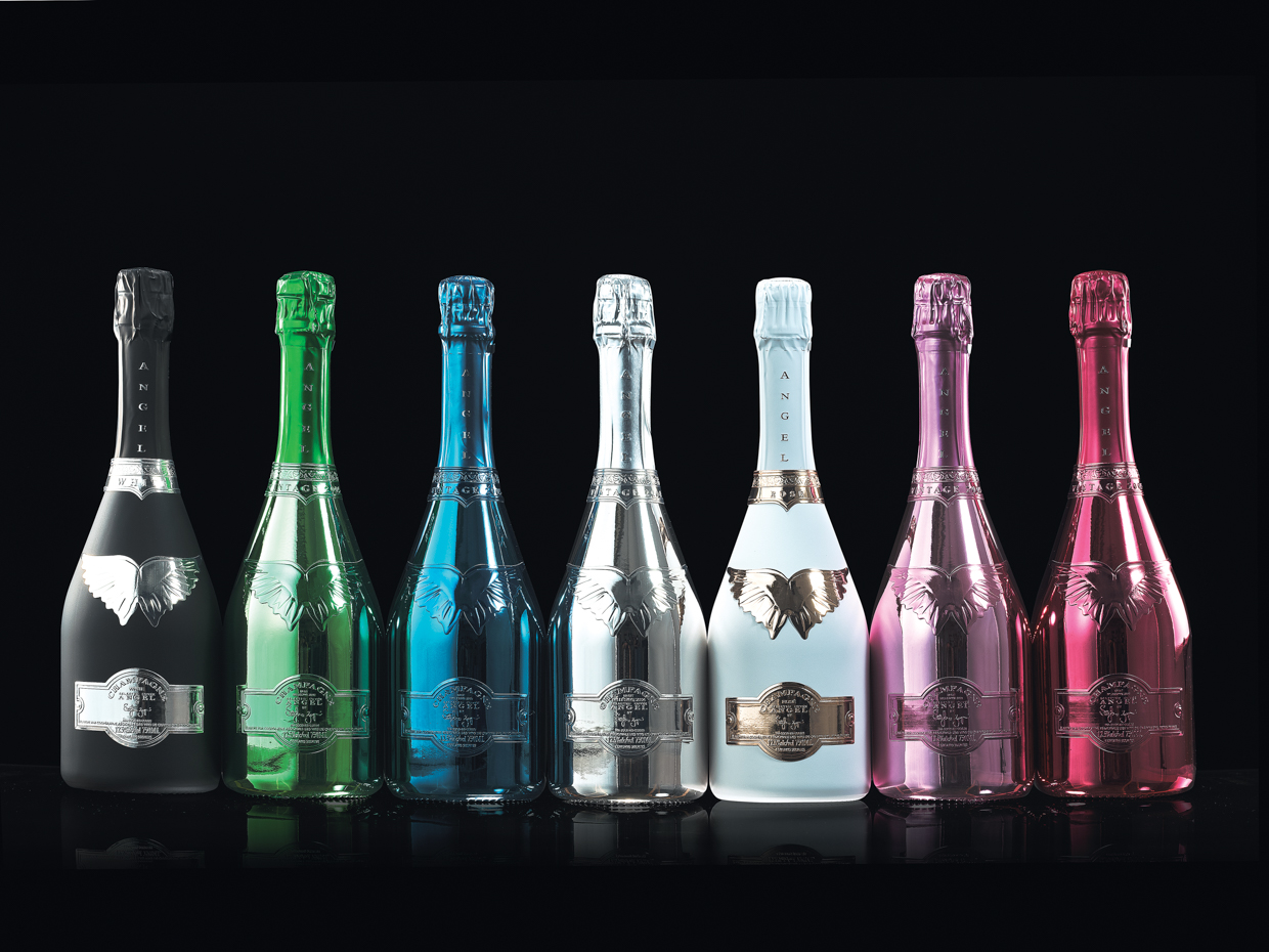 レッド、ピンク、ブルー、グリーンがヴィンテージ2005、シルバーがヴィンテージ2004、ホワイトとブラックがノンヴィンテージのNV ブリュット。好きなカラーや味を選んでもいいし、ずらりと並べればその場を華やかに演出してくれる。