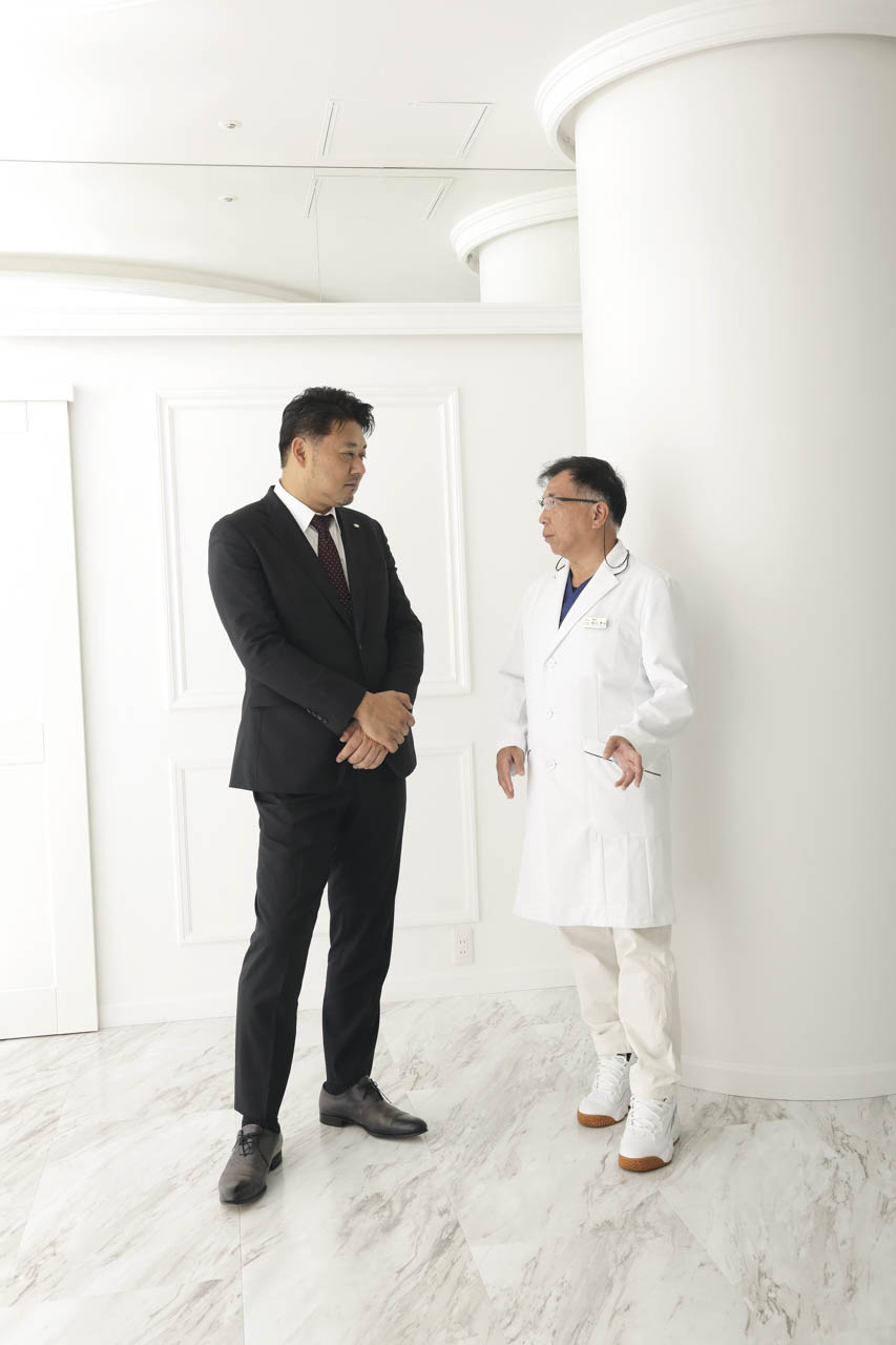 ASメディカルサポート代表取締役の荒尾慎太郎氏（左）。