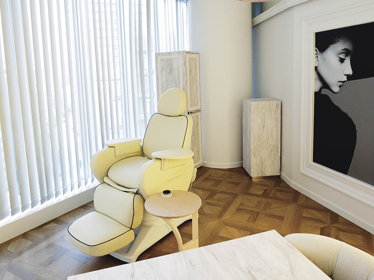 広々とした空間でリラックスしながら個室での治療を受けられる。