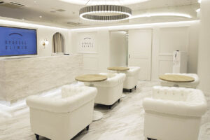 十分な診察時間を確保するため完全予約制となっている朱セルクリニック銀座院のロビー。