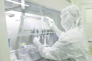 幹細胞治療で扱う検体を培養し、全国の提携医療機関へ提供する。