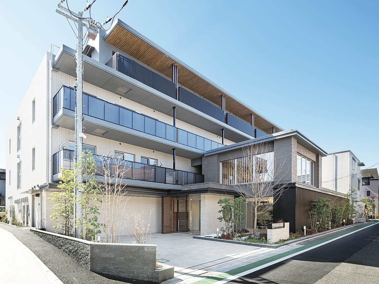 文化財や史跡なども数多く点在する歴史ある街並みになじむよう、和を感じるたたずまい