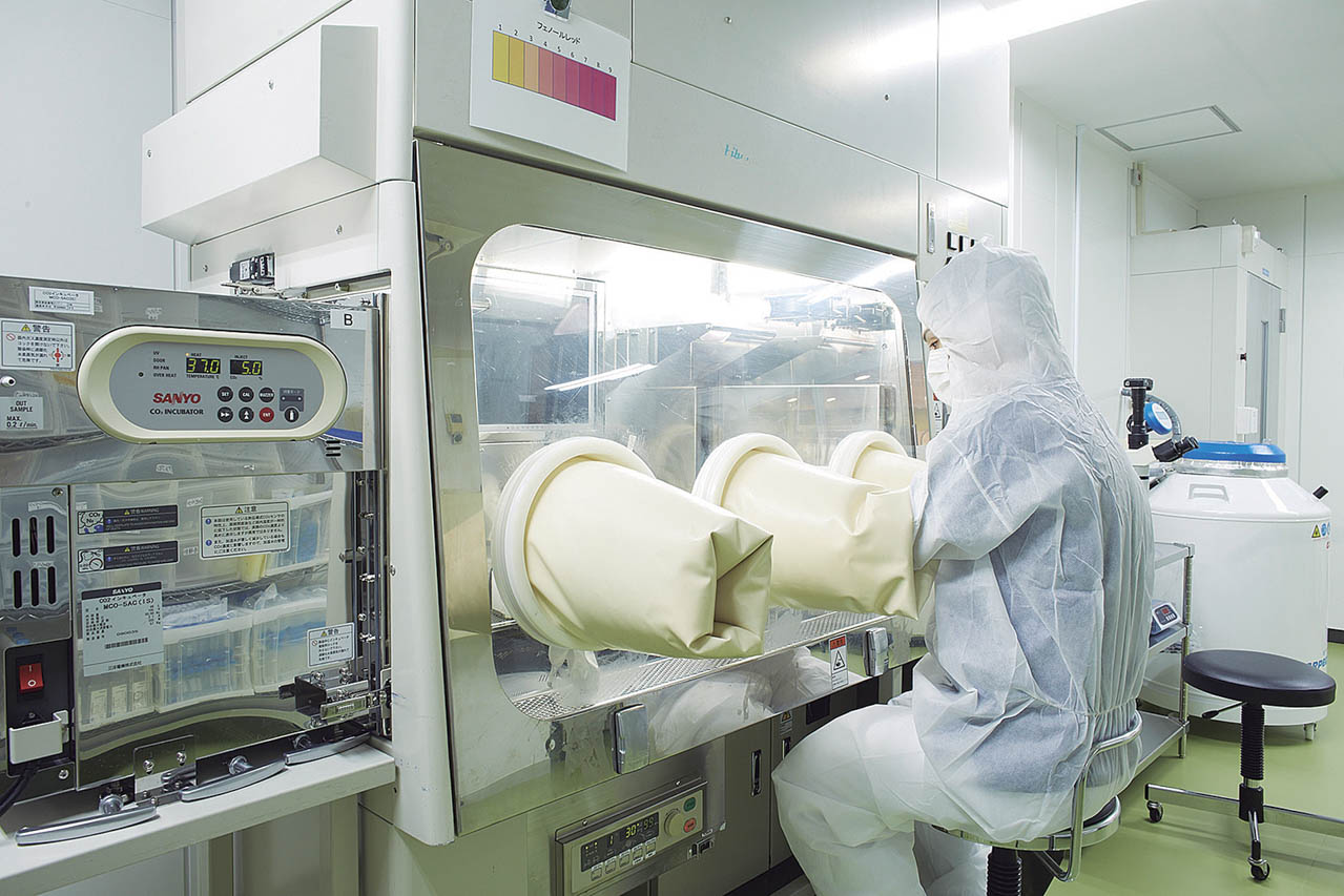 患者の血液からとりだした免疫細胞を培養するのも外注にせず、すべてクリニック内で行うことで安全管理を徹底