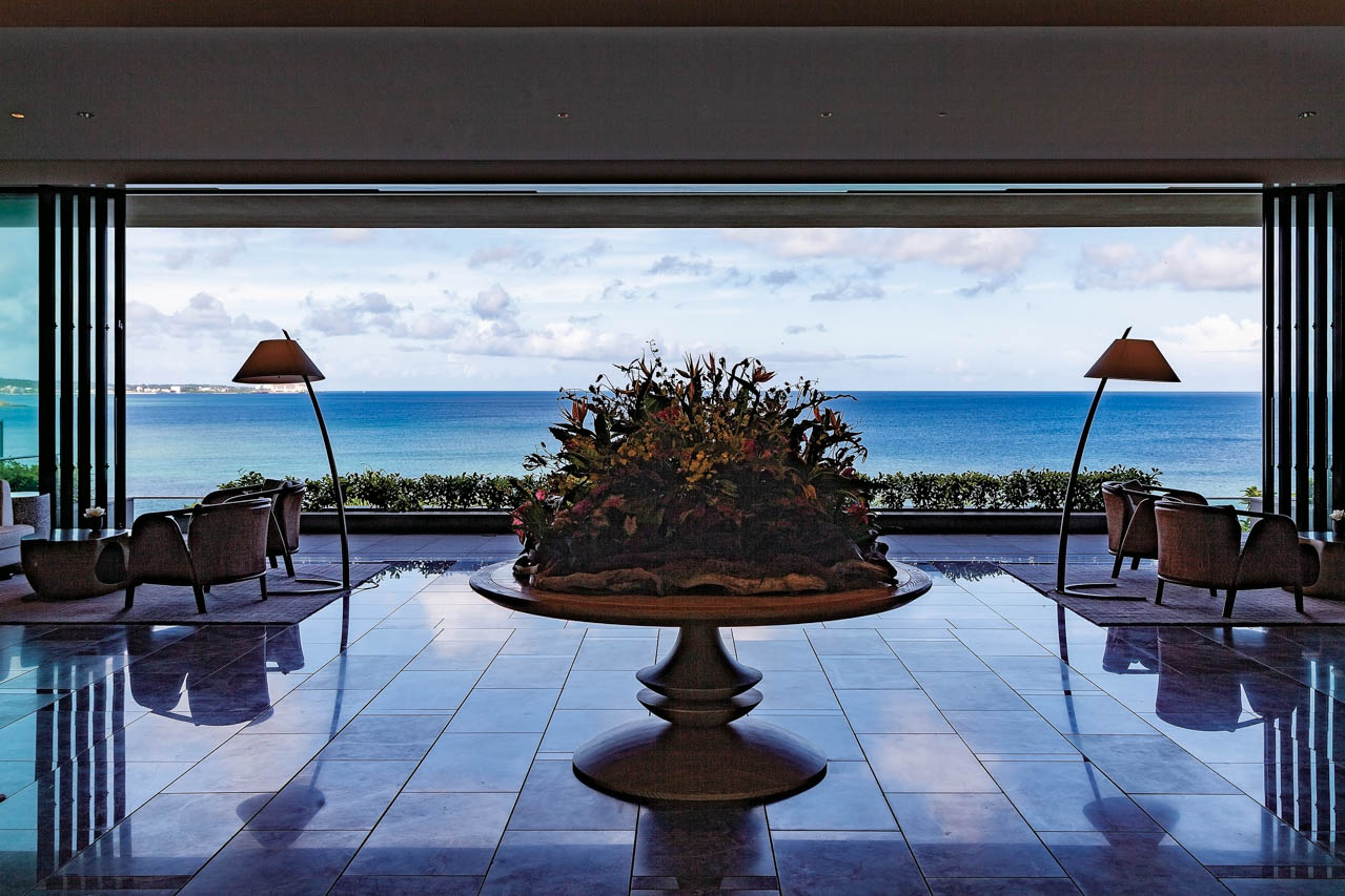 2019年7月26日にオープンしたハレクラニ沖縄のサンセットウイングのロビー