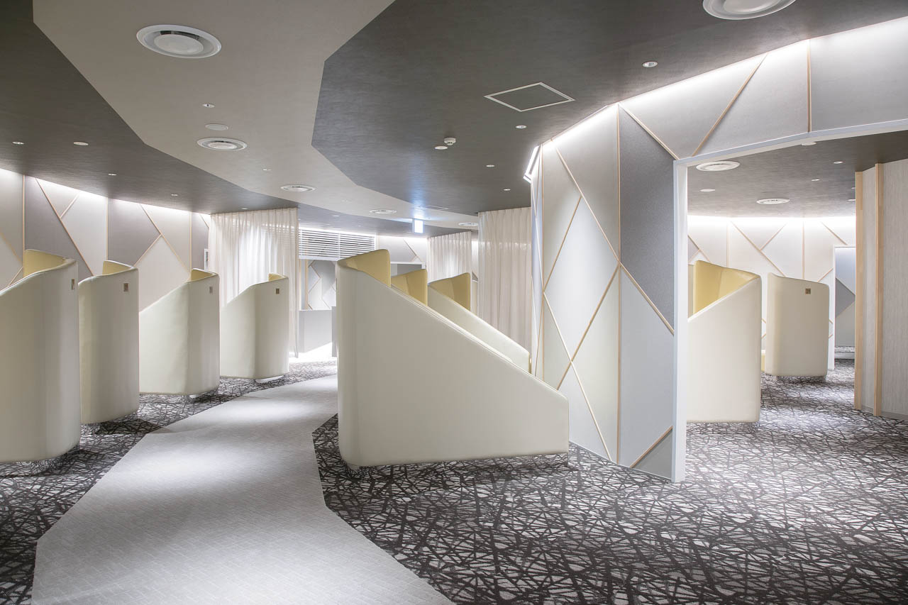 受付を済ませて待機するブース。受診者同士があまり顔を合わせない配慮がなされている