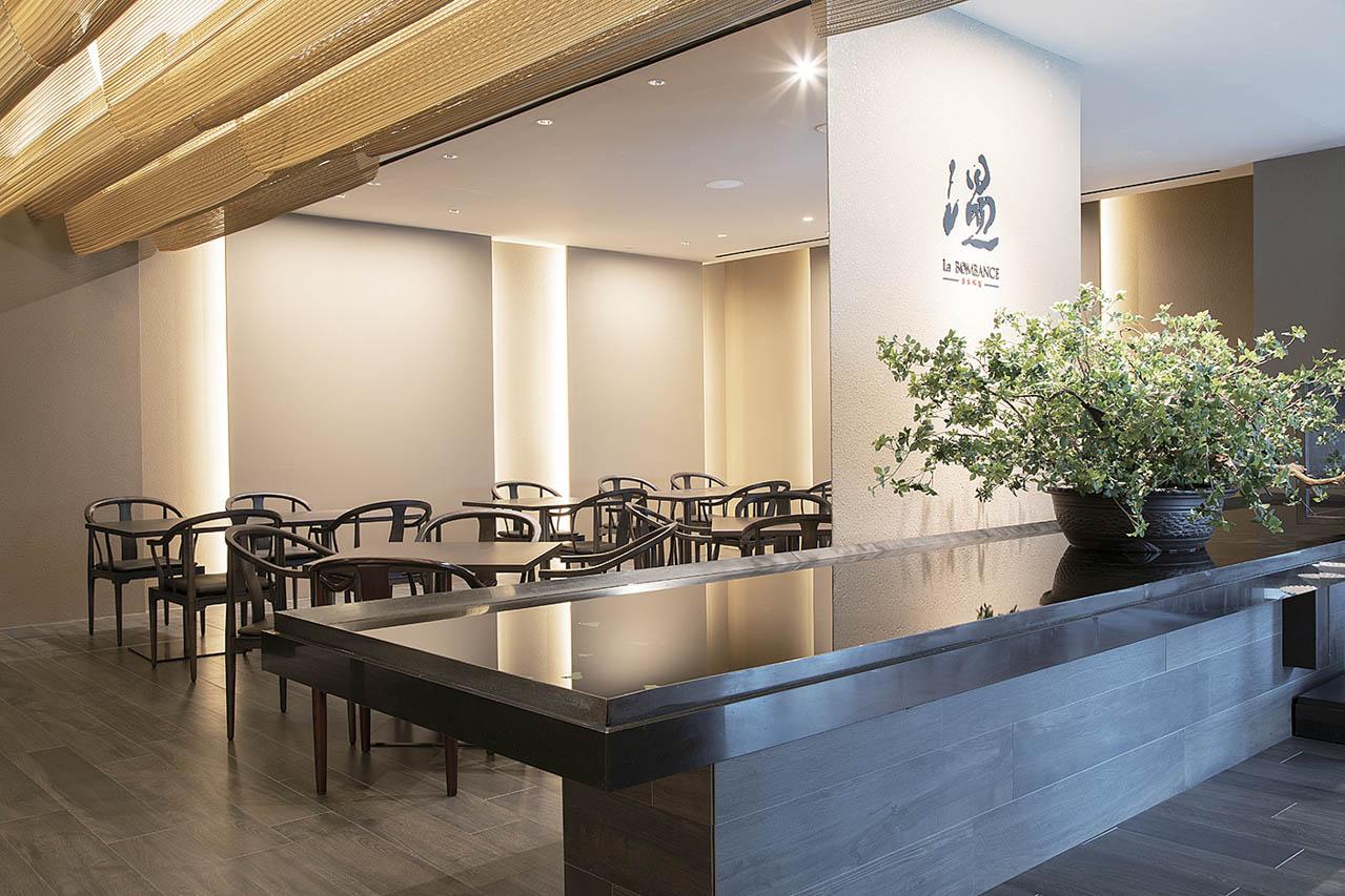 健診コースに組み込まれる食事は、有名シェフが監修。1階のレストランに用意される