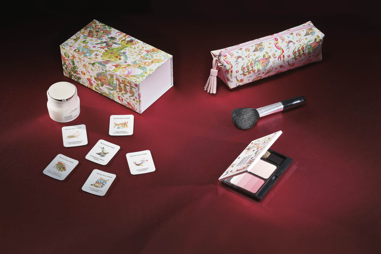 （左）「ディープモイスチャーセット」16,500円（右）「リタッチキット」フェイスブラシ＆オリジナルブラシケース付きで9,900円。