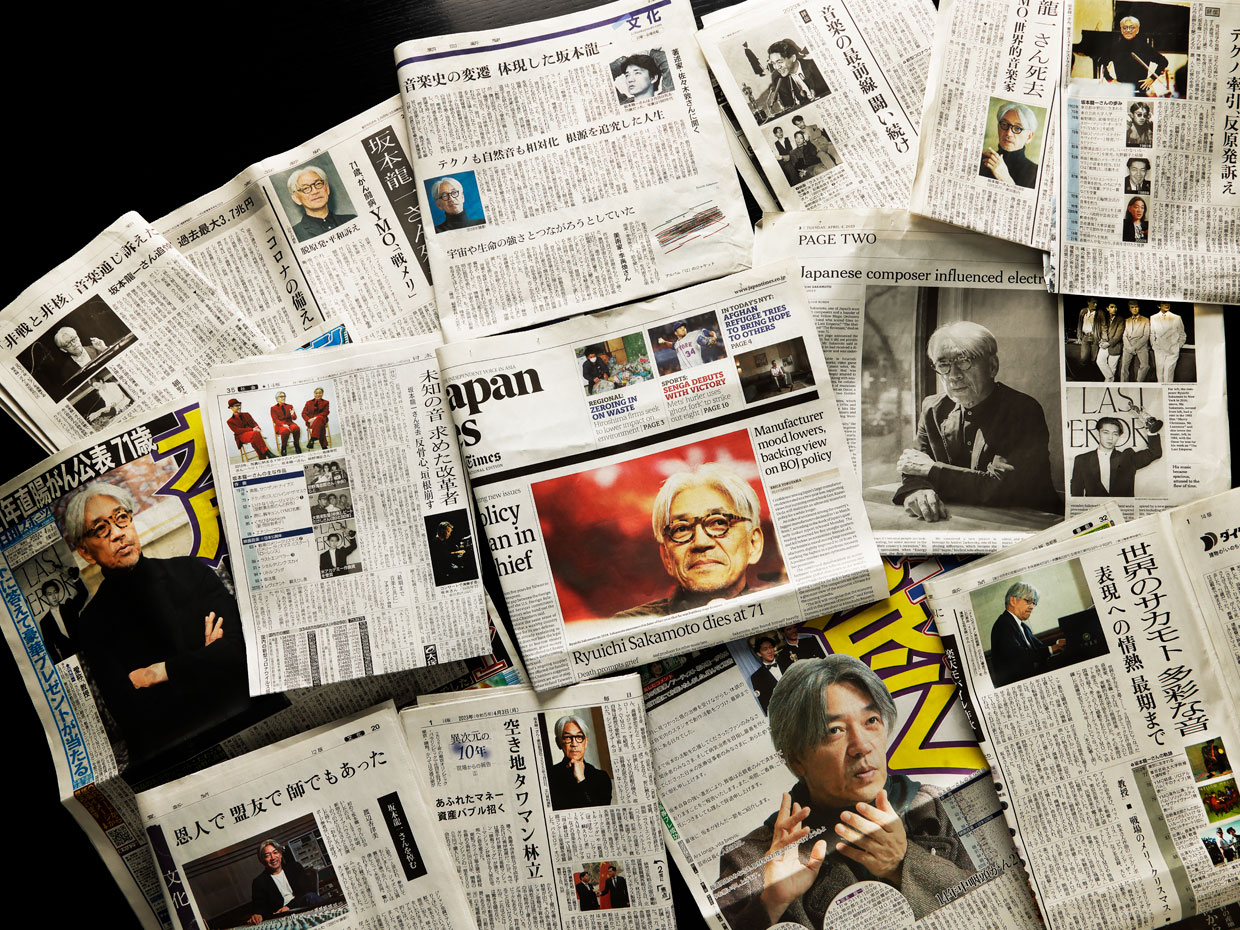 坂本龍一さん逝去のニュースは国内外の各社新聞で大きく報じられた