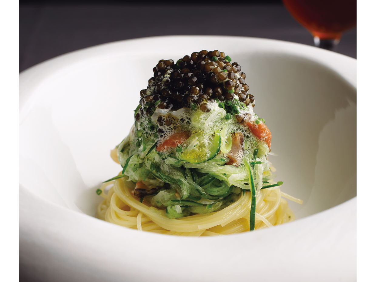 館林産のきゅうりと新生姜、薄切りにしてさっと火を入れたサザエのカッペリーニ（リストランテホンダ&emsp;本多哲也氏）