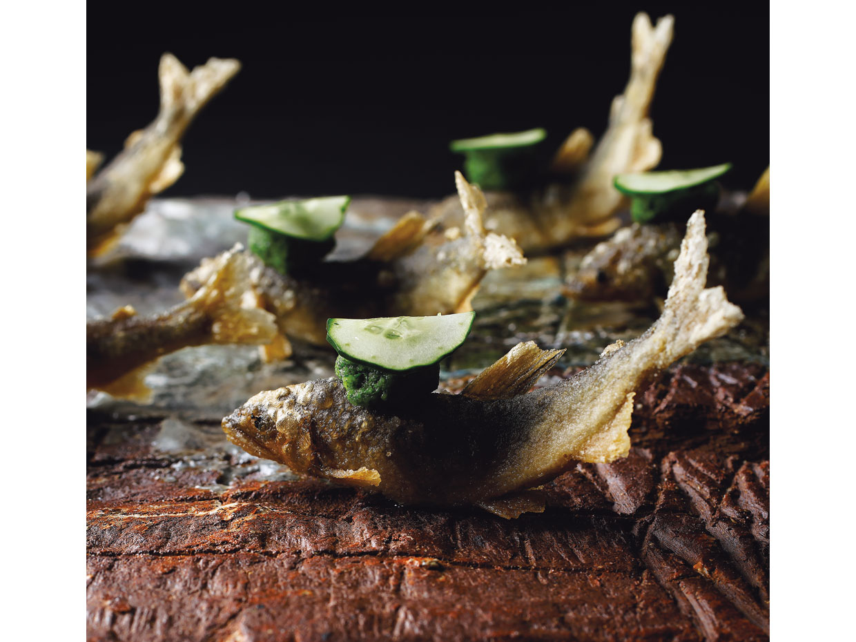 若鮎の唐揚げと京都産きゅうり（銀座小十&emsp;奥田透 氏）