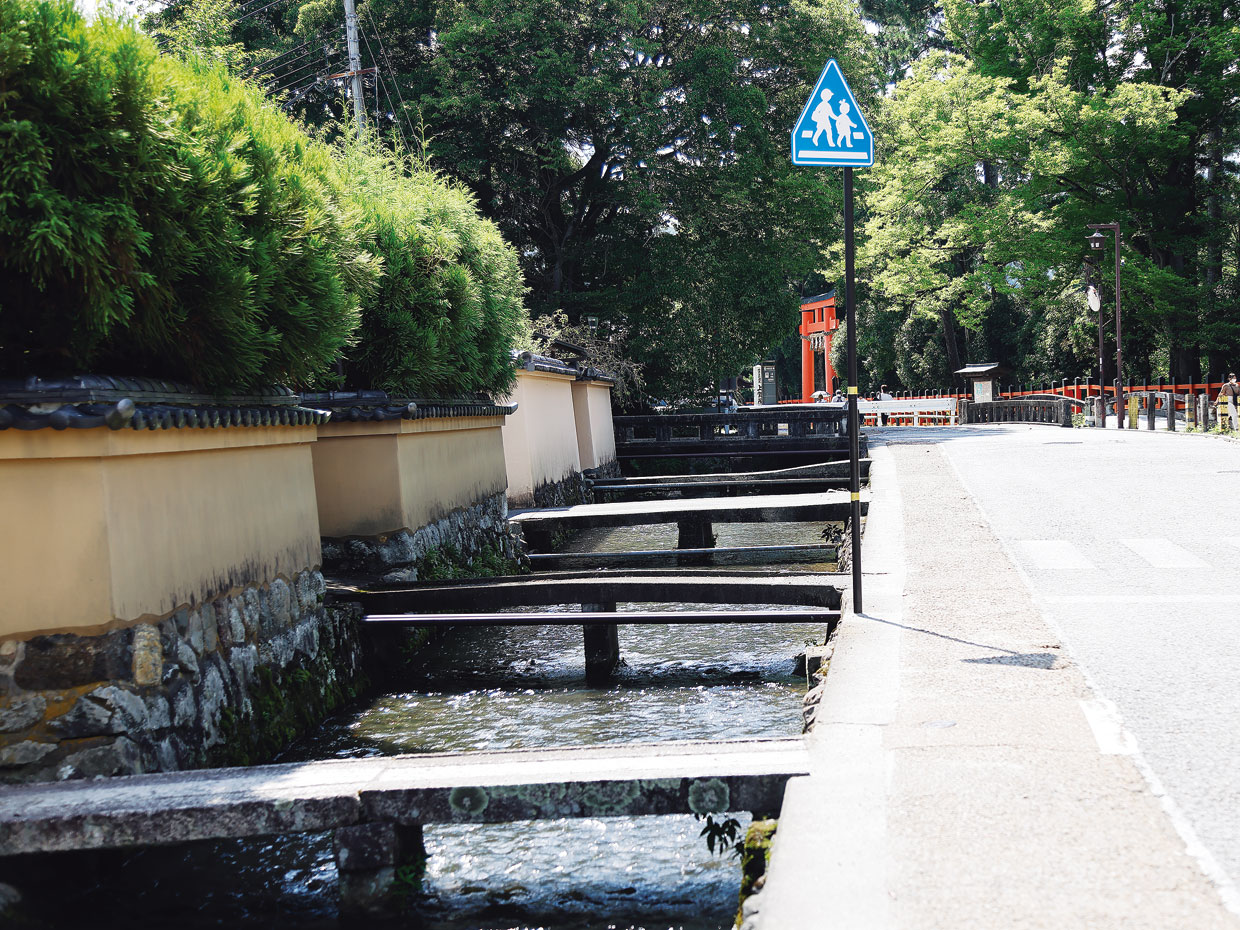 賀茂川から分流し、上賀茂神社を通って流れる明神川