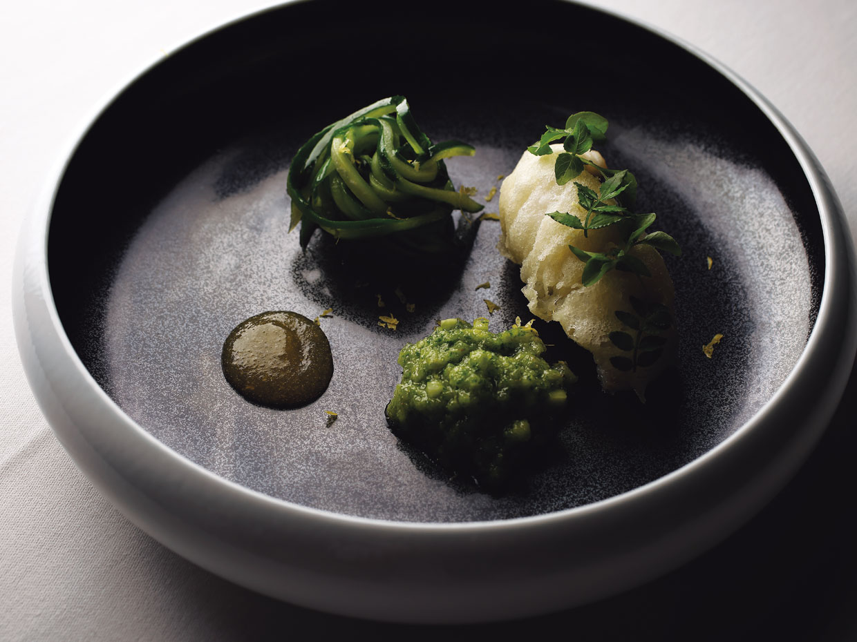 穴子のフリットときゅうりを合わせた一皿（リューズ&emsp;飯塚隆太 氏）