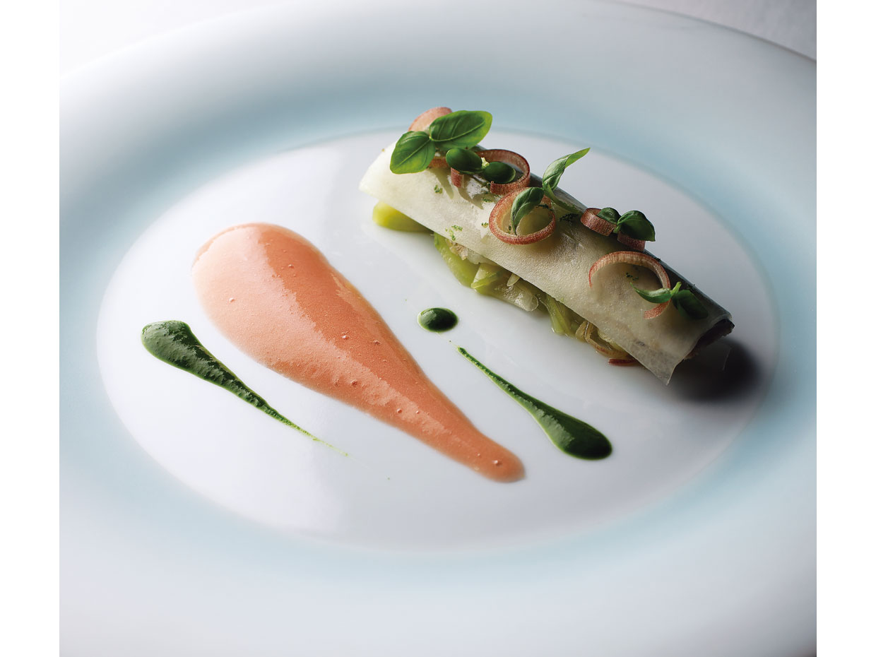 鰯と加賀太きゅうりを組み合わせた一皿（リューズ&emsp;飯塚隆太氏）