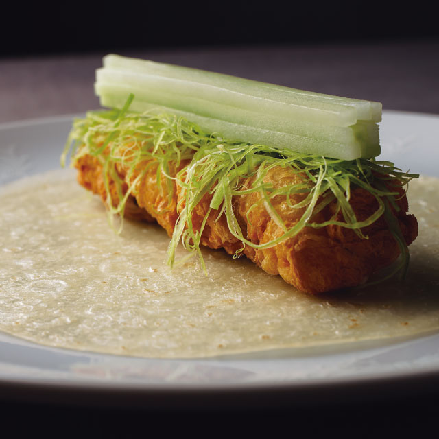 北京ダックに見立てた中国の伝統的な精進料理を、京都のきゅうりの存在感を高めて作った(茶禅華 川田智也 氏)