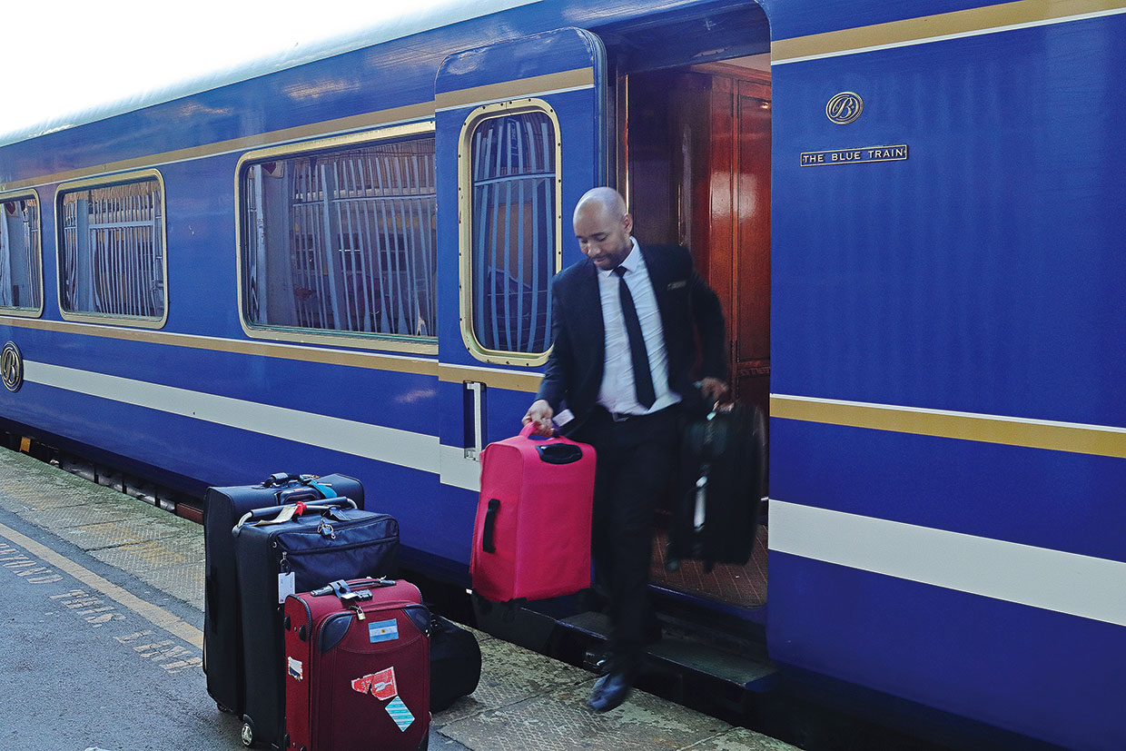 ブルートレイン、荷物を運ぶスタッフ