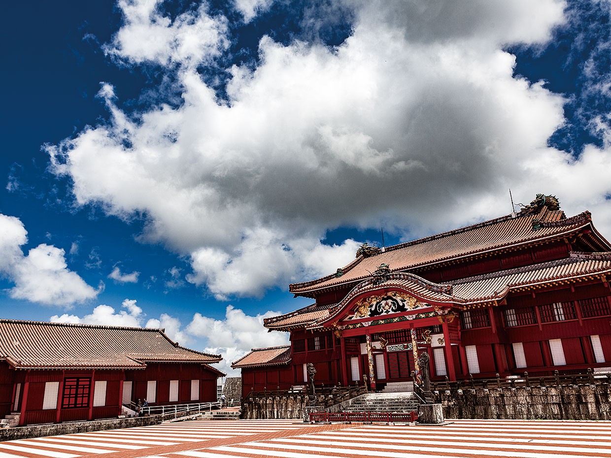 首里城。中央は御庭、左の北殿は中国からの冊封使を舞踊や宮廷料理でもてなした場所