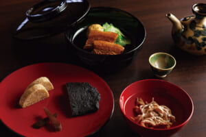 （上）らふてぇ。（下の皿）みぬだる、島大根の黒糖漬、田いもの空揚げ&emsp;（右下）なかみのお吸いもの