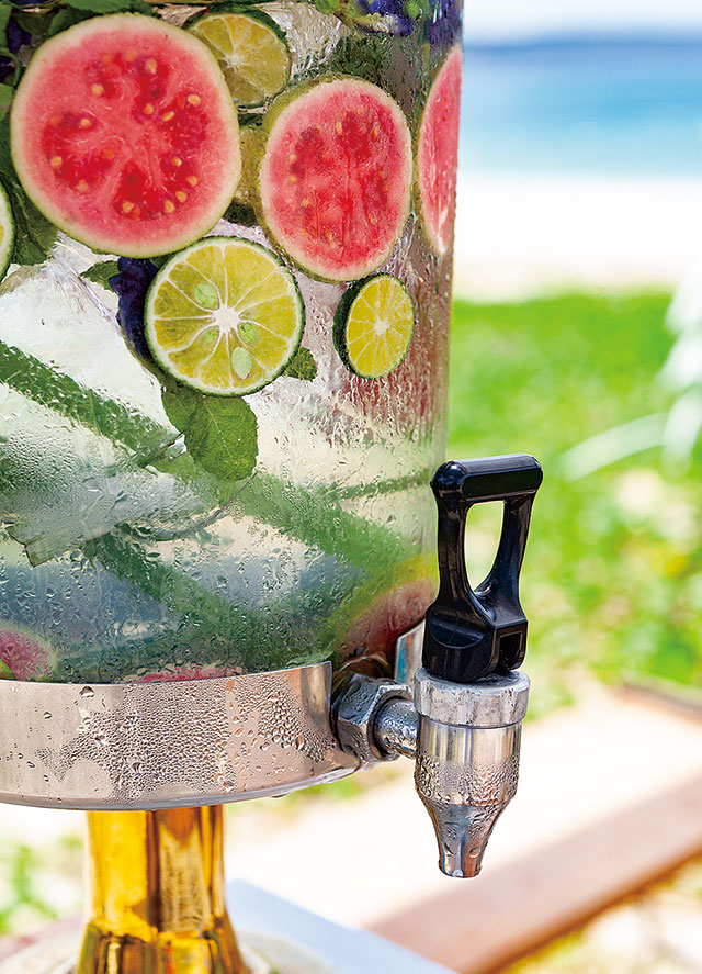 やんばる畑人プロジェクト。やんばる産のレモンやグァバ、シークワーサー、レモングラスなどのハーブで香りづけしたフレーバーウォーター