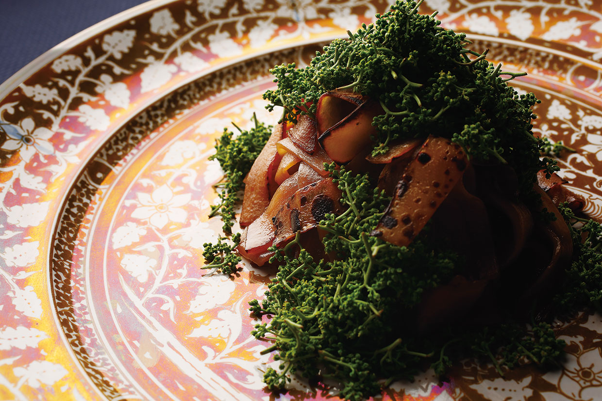 龍吟。三彩の人間国宝、加藤卓男氏のラスター彩の器の上で、かんぴょうの茶、花山椒の緑、皿の白が三色をなしている