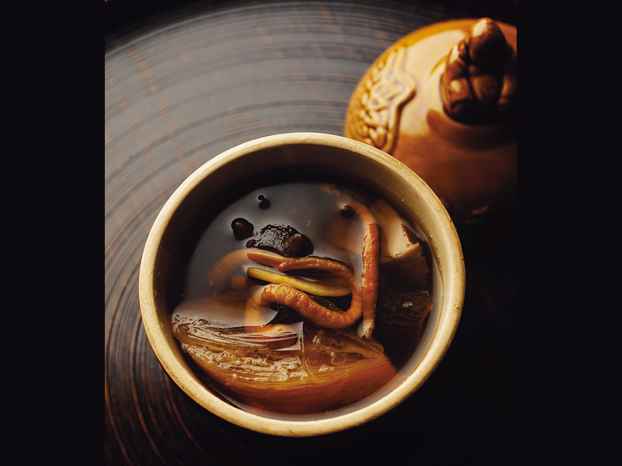 茶禅華。高級な薬膳素材を壺に詰め蒸し煮にする仏跳牆