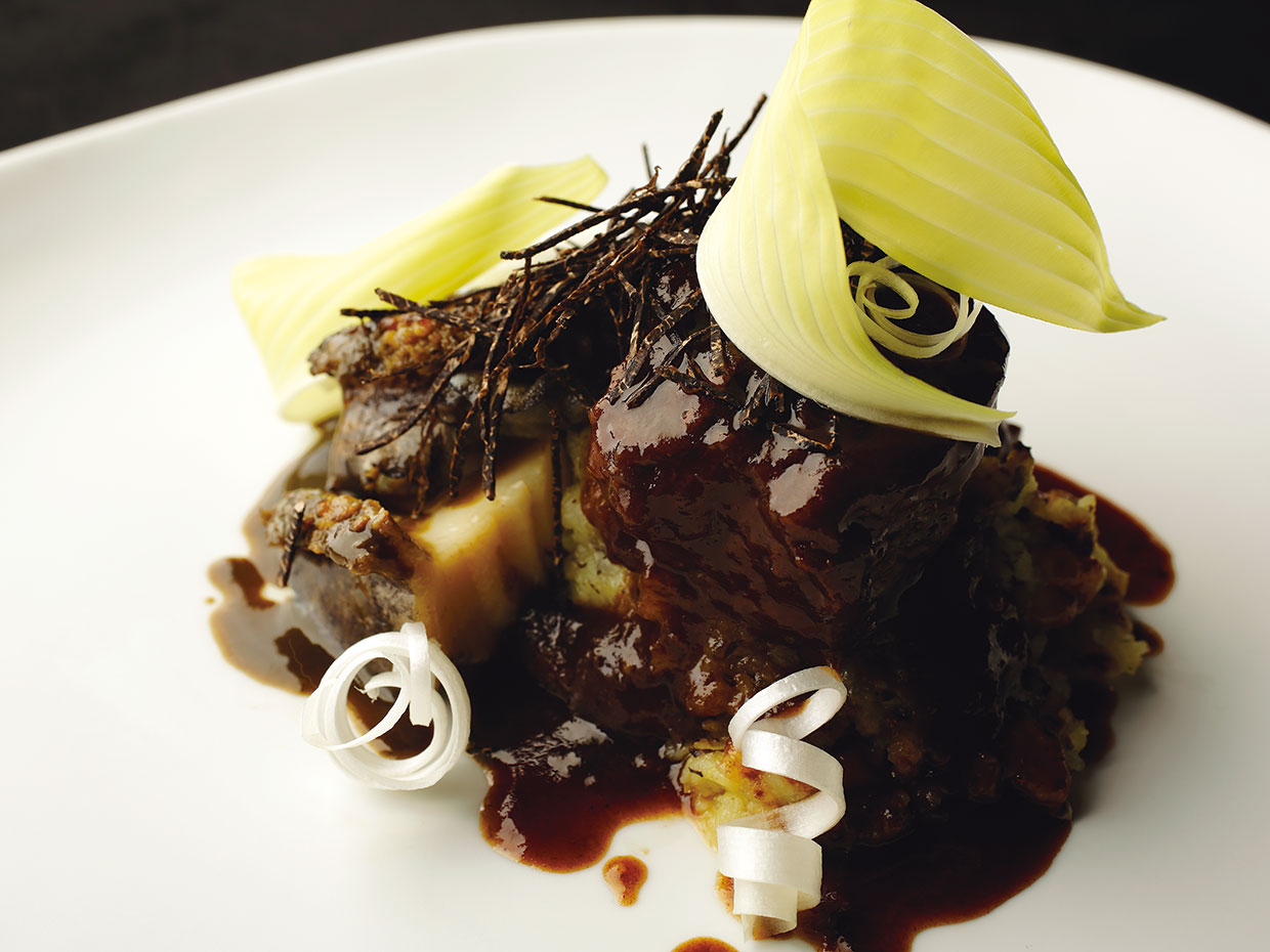 エディション・コウジ&ensp;シモムラ。和牛頰肉の煮込み、蝦夷鮑の柔らか蒸しに、シイタケ、ジャガイモ、トリュフを組み合わせ、うるいを添えた一品