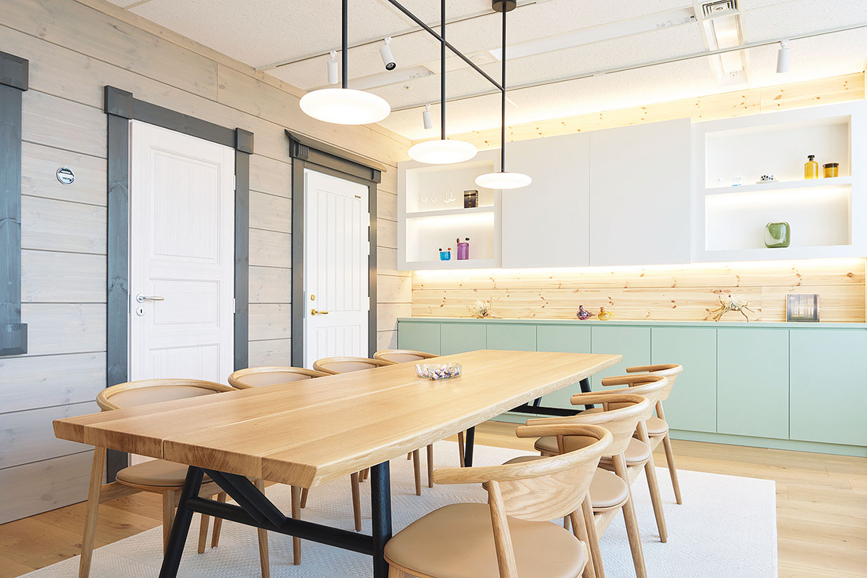 ショールームの壁にはドアや窓なども展示されている