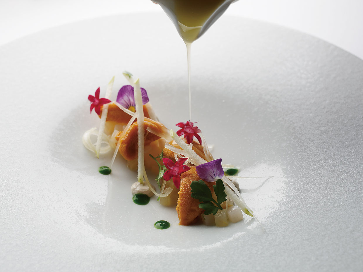 ハインツ&nbsp;ベック。ウニの甘みを真空調理したリンゴやクルミクリームで引き立てた前菜