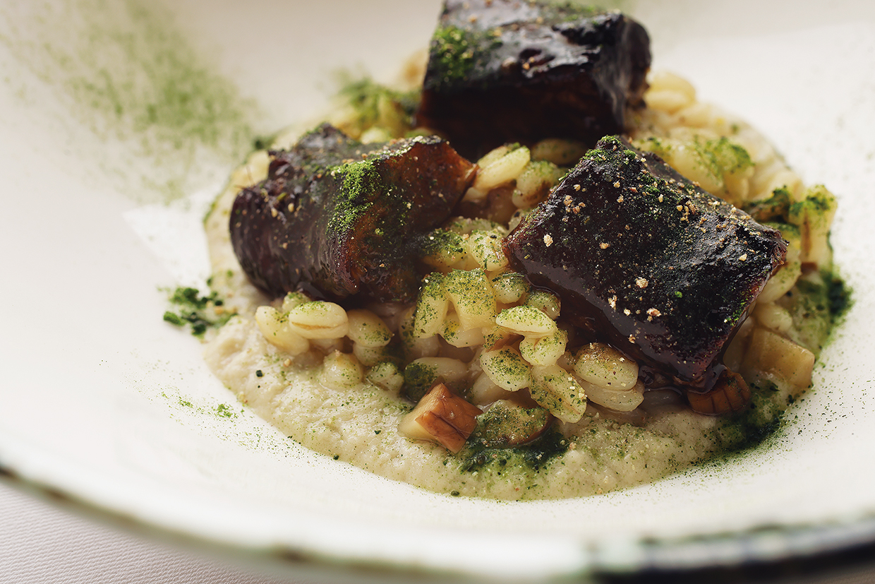 イル&nbsp;プレージョ、大麦のリゾット「オルツォット」にバルサミコで煮た穴子をのせた