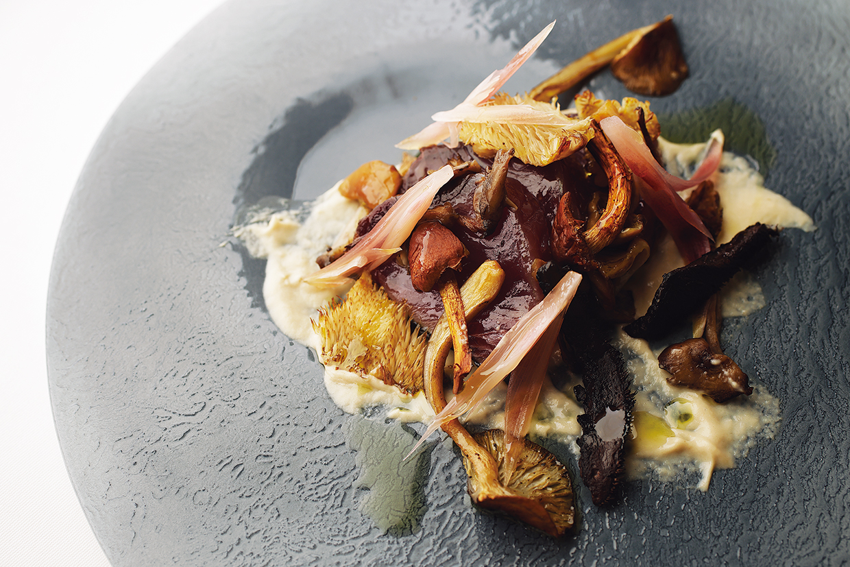 イル プレージョ、気仙沼の戻り鰹のたたきと、白神山地からの6種類の天然のきのこのソテー