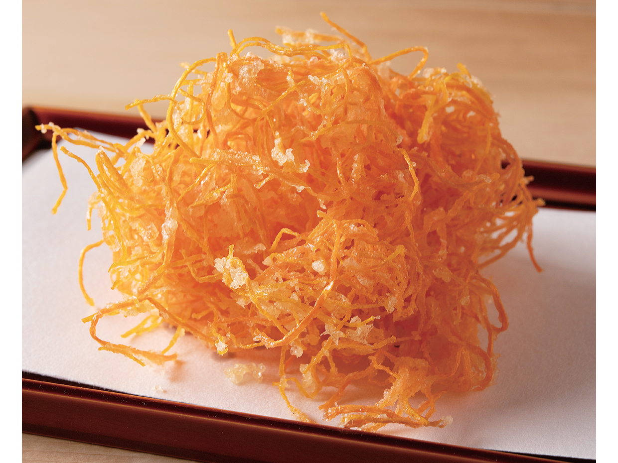 てんぷら近藤。ごく細切りのにんじんに、ごく薄く衣をつけて揚げる