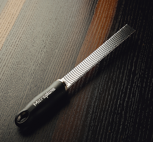 4000&ensp;Chinese&ensp;Restaurant&ensp;南青山、切れ味のよいチーズのすりおろし器を、料理の仕上げに愛用