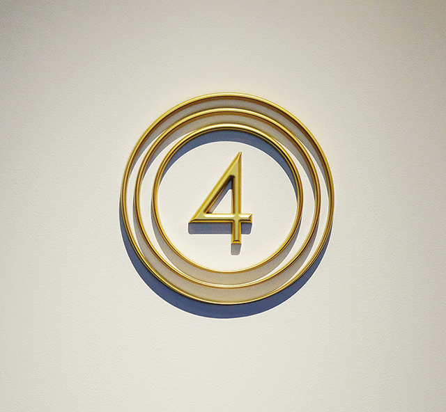 4000&ensp;Chinese&ensp;Restaurant&ensp;南青山、数字の4に、3重の輪をかけたマーク