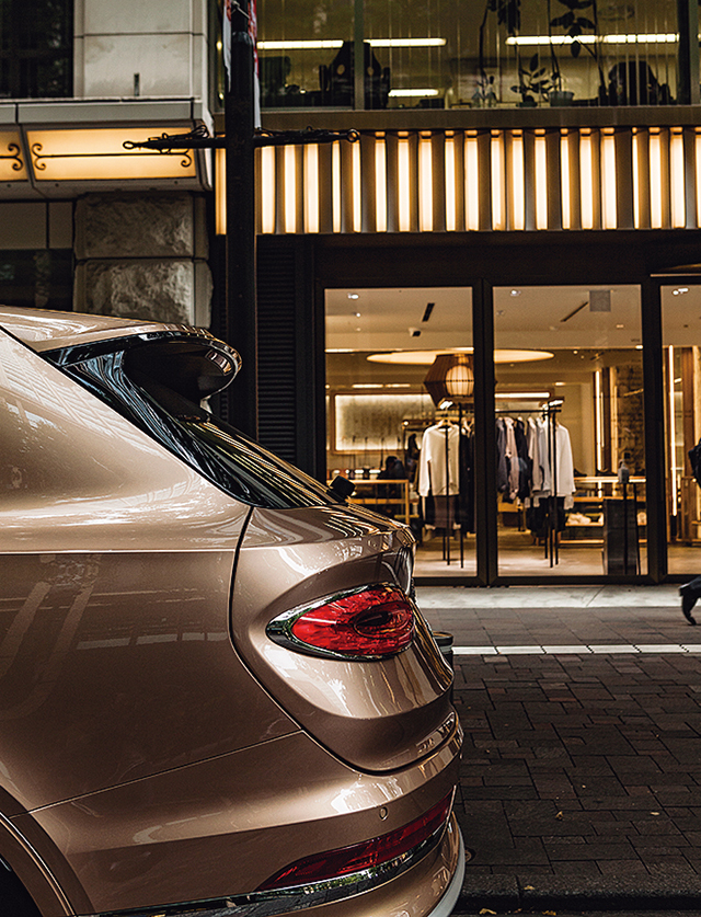 ベントレー「ベンテイガ&nbsp;EWB&nbsp;アズール」。切れ長なテールライトで後ろ姿をすっきり