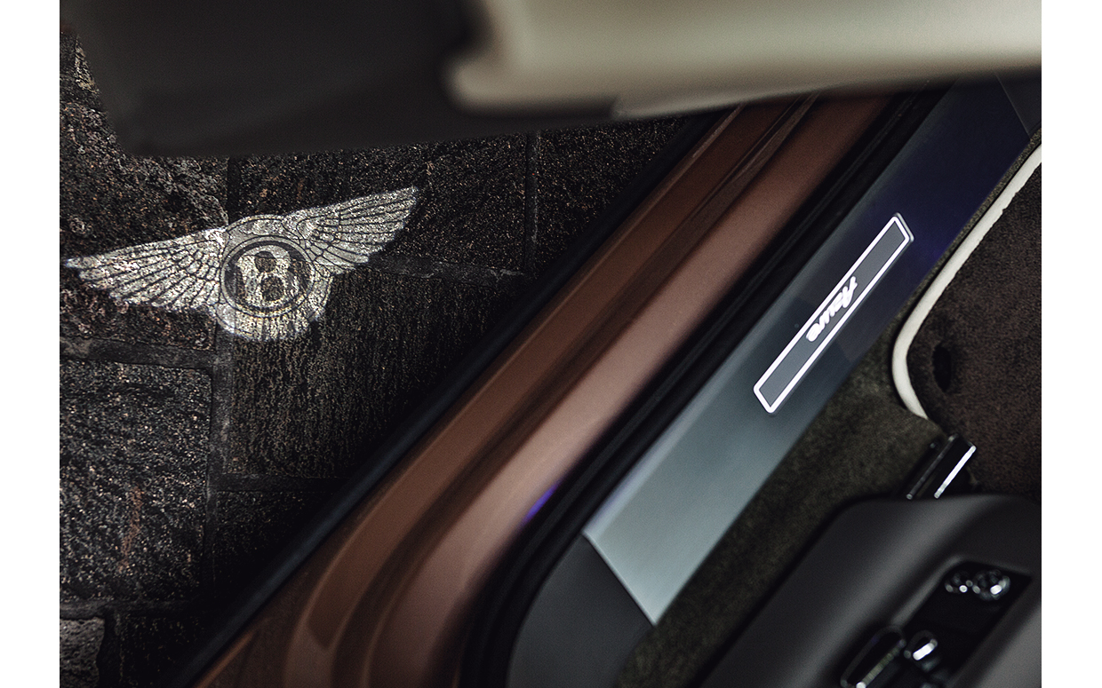 ベントレー&emsp;ベンテイガ&nbsp;EWB&nbsp;アズール。